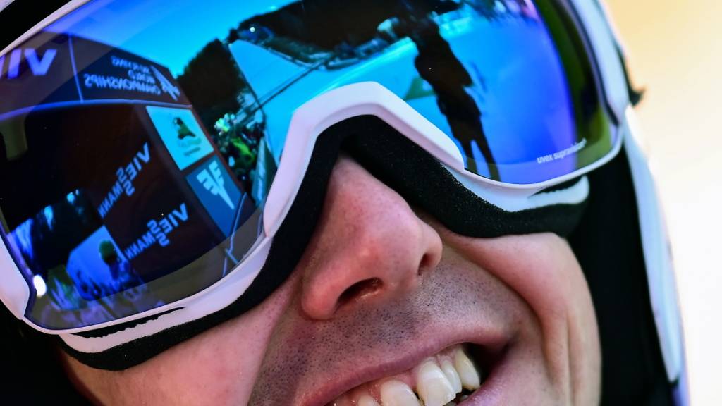 Die Schanze, die er soeben bezwungen hat, spiegelt sich in seiner Brille. Simon Ammann hebt auch diesen Winter im Weltcup ab