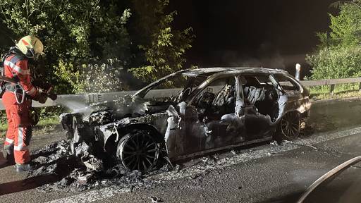 Brennendes Auto auf der Autobahn A7 – Flammen zerstören Auto komplett