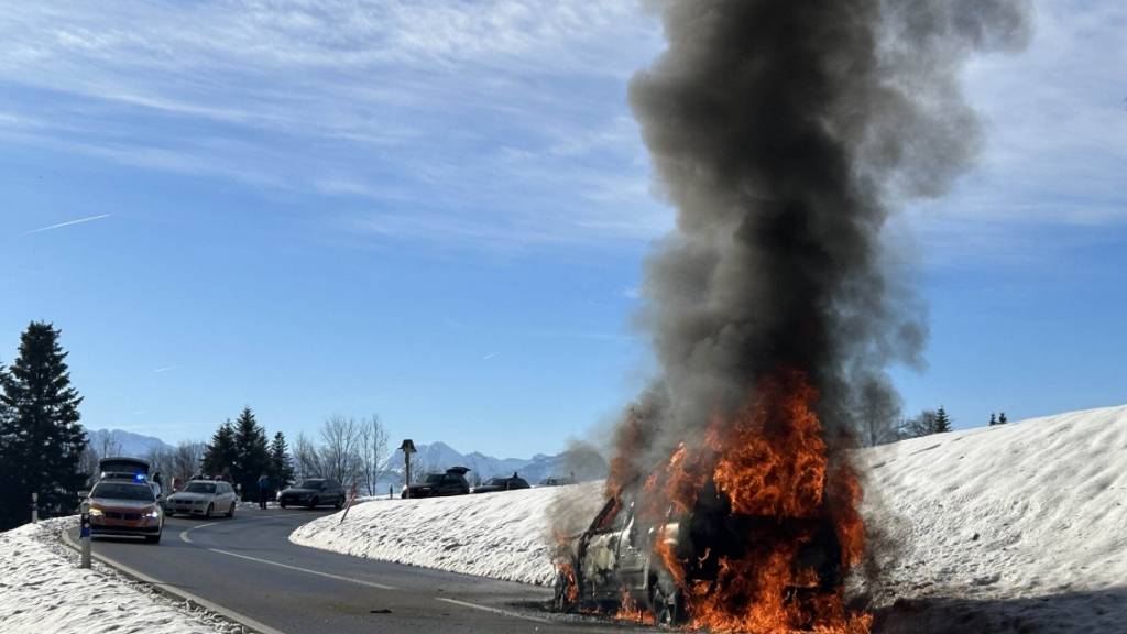 Das Auto habe abrupt an Leistung verloren, woraufhin die beiden Personen ausgestiegen seien. Danach brannte das Fahrzeug komplett aus.