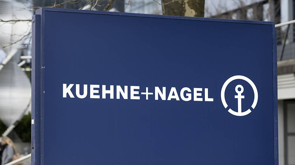 Der Logistikkonzern Kühne+Nagel hat im ersten Halbjahr 2024 weniger Rohertrag erwirtschaftet und klar weniger verdient. Für das zweite Semester rechnet das Unternehmen mit einer steigenden Nachfrage. (Archivbild)