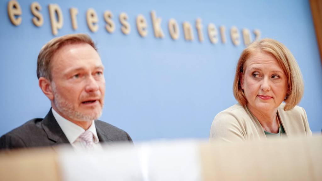 Christian Lindner (FDP), Bundesminister der Finanzen, und Lisa Paus (Bündnis 90/Die Grünen), Bundesministerin für Familie, Senioren, Frauen und Jugend, geben Pressekonferenz zur Vorstellung der Einigung der Koalition über die Eckpunkte der Kindergrundsicherung. Foto: Kay Nietfeld/dpa