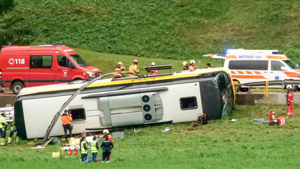 Ein holländischer Reisecar ist am Donnerstagabend auf dem Weg von Susch in Richtung Zernez GR verunfallt. Mehrere Personen sind verstorben, weitere wurden verletzt.