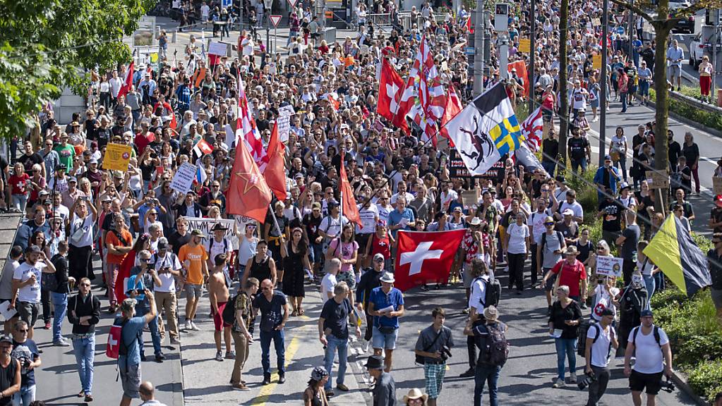 Mehrere 100 Demonstranten protestierten in Luzern gegen die Corona-Massnahmen.