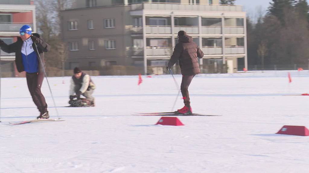 Dario Cologna coacht Schulkinder im Langlauf