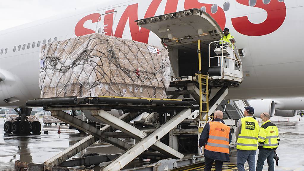 Die Schweiz unterstützt Thailand im Kampf gegen die Covid-19-Pandemie und schickt 26 Tonnen Hilfsgüter.