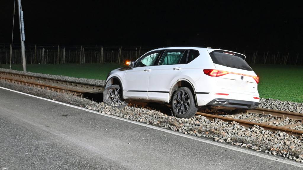 Betrunkene Autofahrerin gerät in Gelfingen LU mit Auto auf Gleis