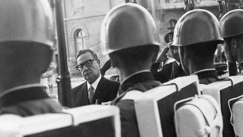 Chiles Präsident Salvador Allende bei der Truppeninspektion: Unter dessen Nachfolger, Diktator Pinochet, litten Soldaten, weshalb einige nun Schadensersatz fordern. (Archivbild)