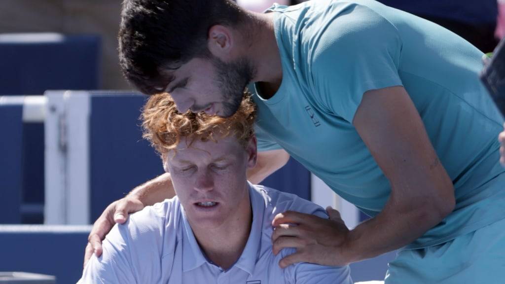 Völlig entkräftet muss Jannik Sinner (l.) im Final in Cincinnati gegen Carlos Alcaraz aufgeben