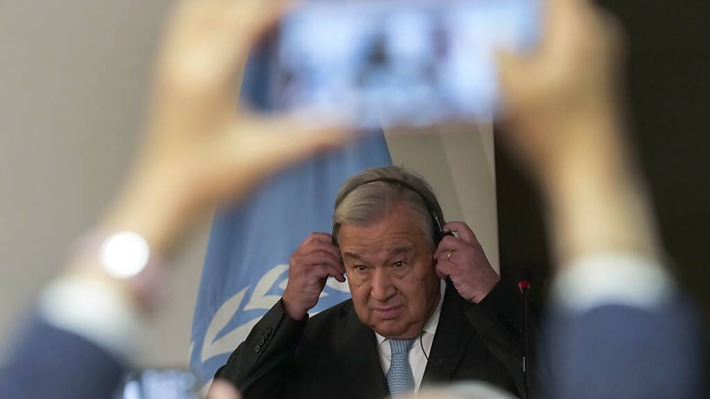 Antonio Guterres, Generalsekretär der Vereinten Nationen, hört während einer Pressekonferenz Hauptquartier des Außenministeriums dem ägyptischen Außenminister Schukri zu. Foto: Amr Nabil/AP/dpa
