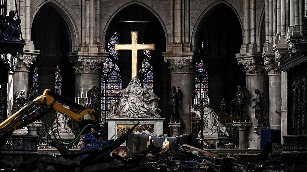 Noch in einer Trümmerlandschaft findet ein erstes Konzert in der Kathedrale Notre-Dame de Paris statt.