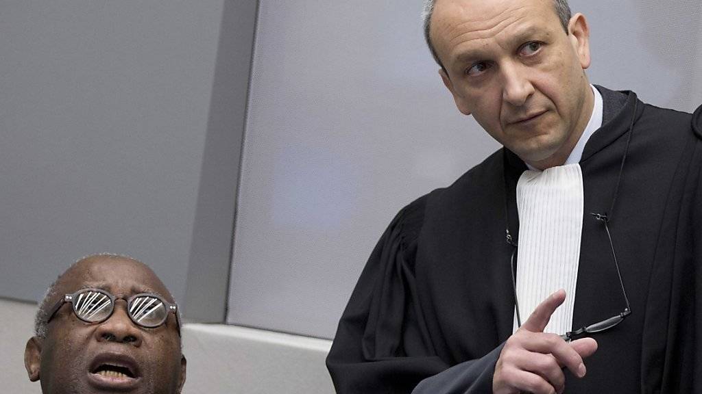 Laurent Gbagbo (links) und sein Verteidiger Emmanuel Altit im Gericht in Den Haag.