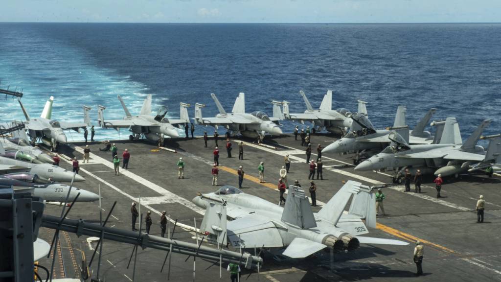 HANDOUT - Auf diesem von der US-Marine veröffentlichten Foto ist das Flugdeck des Flugzeugträgers «USS Theodore Roosevelt» der Nimitz-Klasse im Südchinesischen Meer zu sehen. Foto: Seaman Ryan Holloway/U.S. Navy/dpa