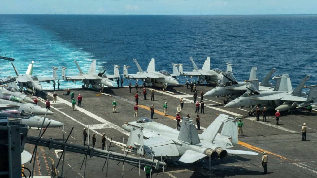 HANDOUT - Auf diesem von der US-Marine veröffentlichten Foto ist das Flugdeck des Flugzeugträgers «USS Theodore Roosevelt» der Nimitz-Klasse im Südchinesischen Meer zu sehen. Foto: Seaman Ryan Holloway/U.S. Navy/dpa