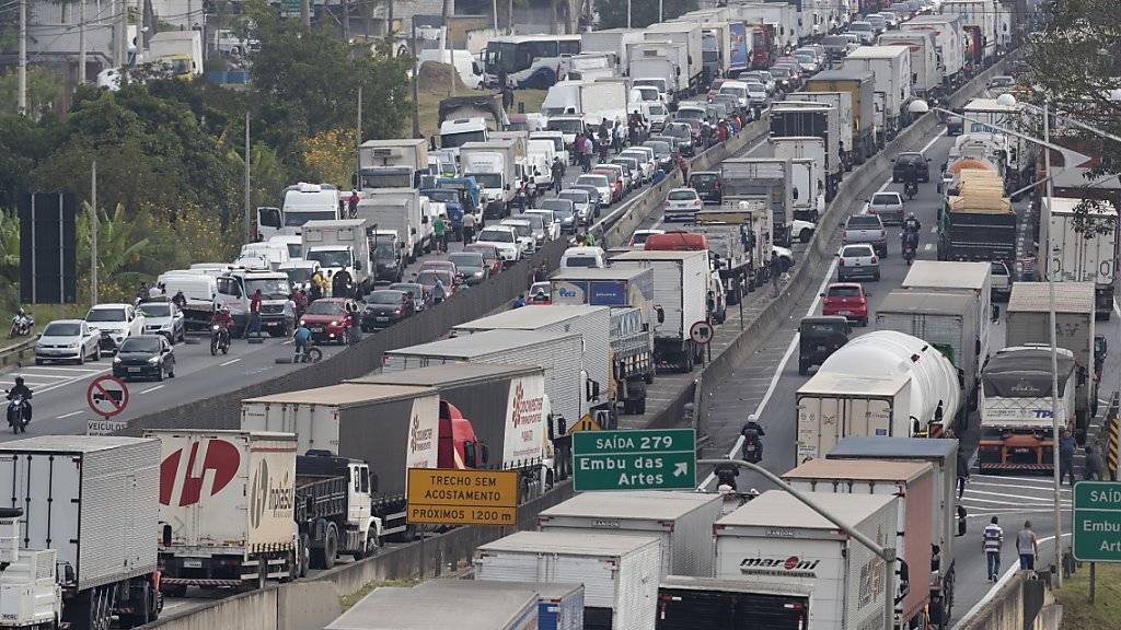 Vor der brasilianischen Metropole Sao Paulo demonstrieren Lastwagenfahrer gegen hohe Dieselpreise und blockieren Versorgungsrouten.