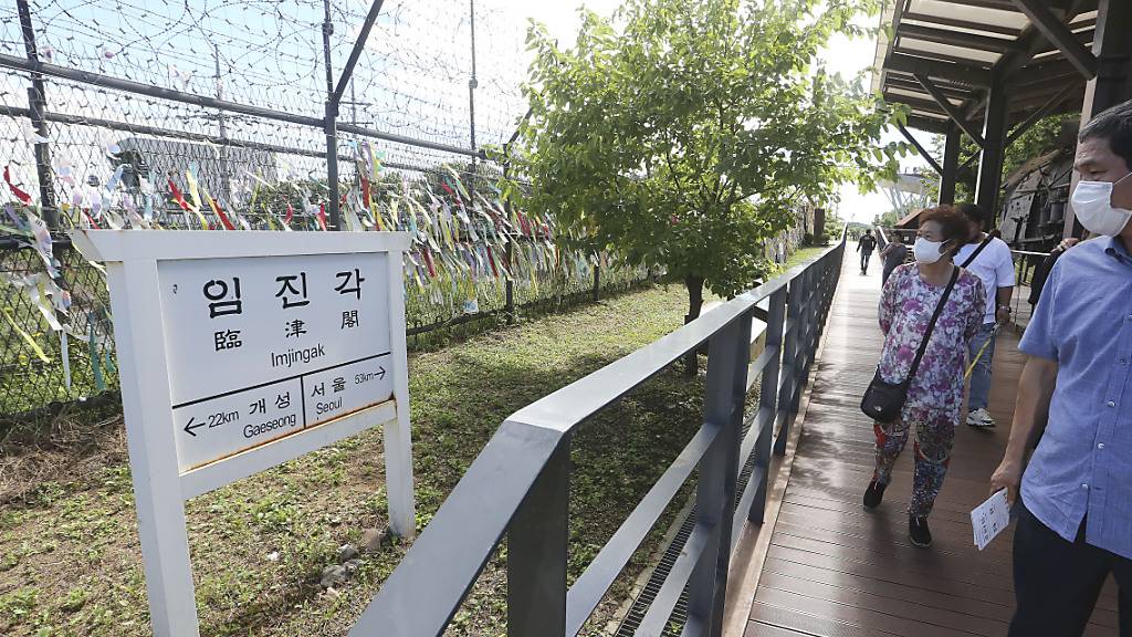 Maskierte Südkoreaner nahe der nordkoreanischen Grenze: Das nordkoreanische Regime hat nach einem ersten Covid-19-Verdachtsfall für die Region um die Grenzstadt Kaesong die höchste Alarmstufe ausgerufen.