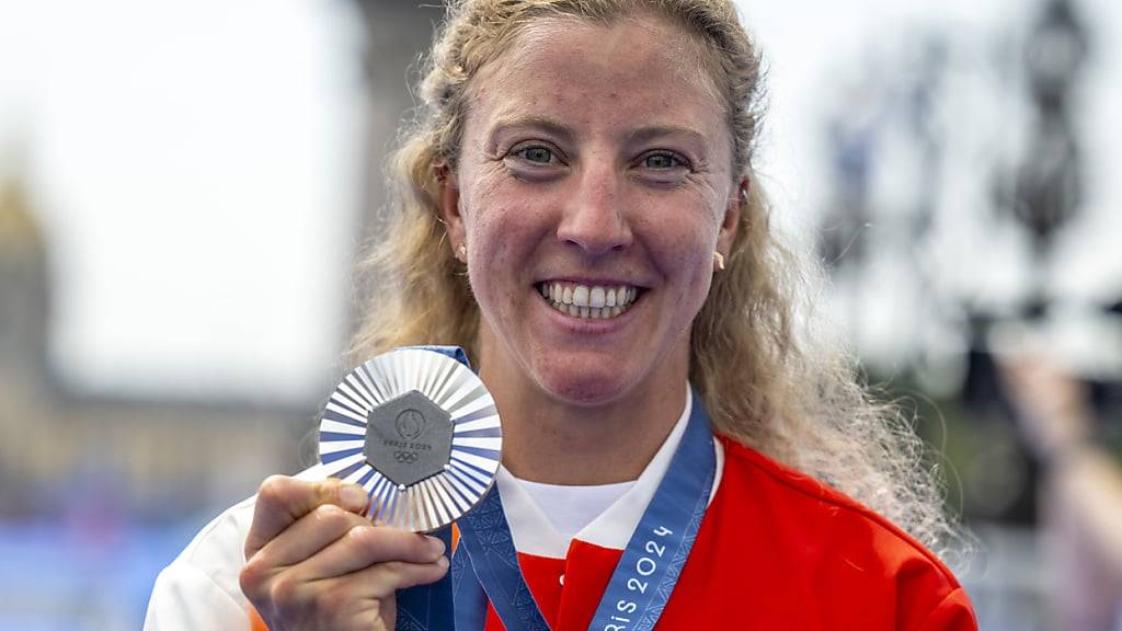 Die Zürcher Triathletin Julie Derron präsentiert ihre Silbermedaille