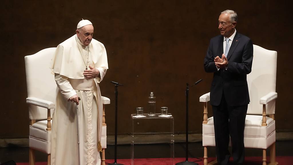 Der porugiesische Präsident Marcelo Rebelo de Sousa (r) und Papst Franziskus bei der Willkommenszeremonie in Lissabon. Foto: Ana Brigida/AP/dpa