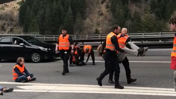 Klima-Demo am Gotthard: Genervte Autofahrer treten auf Aktivisten ein