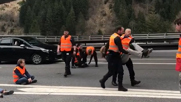 Klima-Demo am Gotthard: Genervte Autofahrer treten auf Aktivisten ein