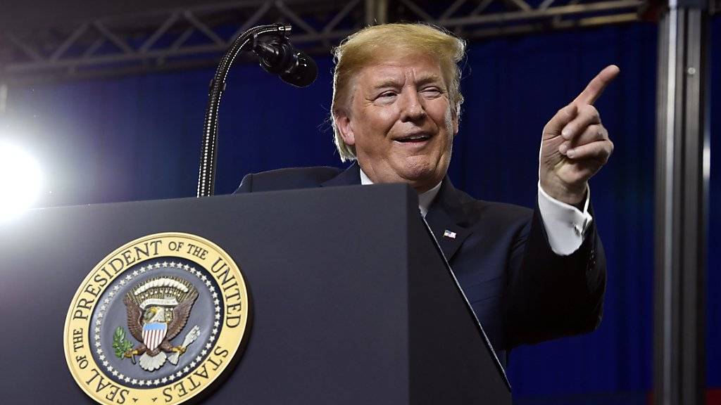 US-Präsident Donald Trump lobte am Montag an einer Veranstaltung in South Carolina seine eigene Haarpracht und warnte all jene, die ein Toupet tragen, nicht zu einer Präsidentenwahl anzutreten.