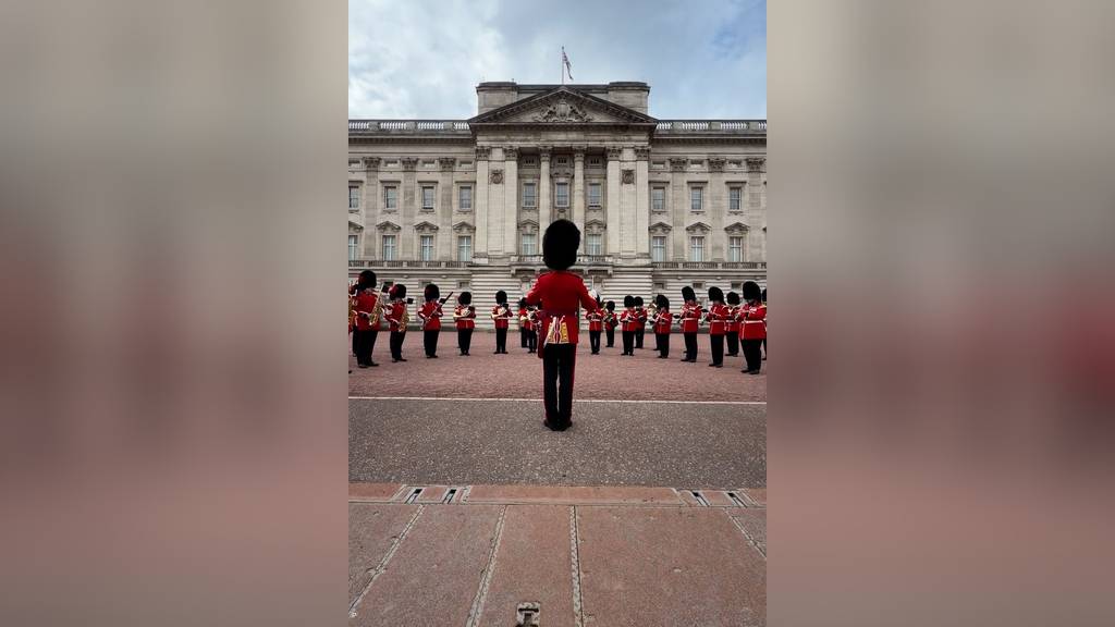 Wachsoldaten spielen Dolly Partons «9 to 5» vor dem Buckingham-Palast