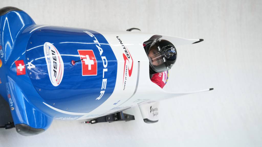 Melanie Hasler und die unsichtbare Nadja Pasternack schiessen auf der Olympiabahn dem Ziel entgegen