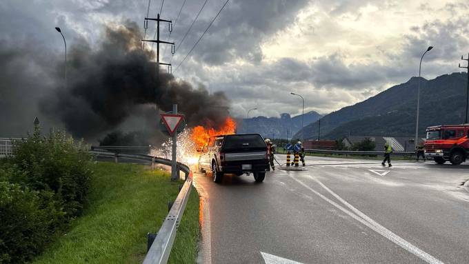 Auf Autobahnbrücke: Auto brennt auf der N13 lichterloh