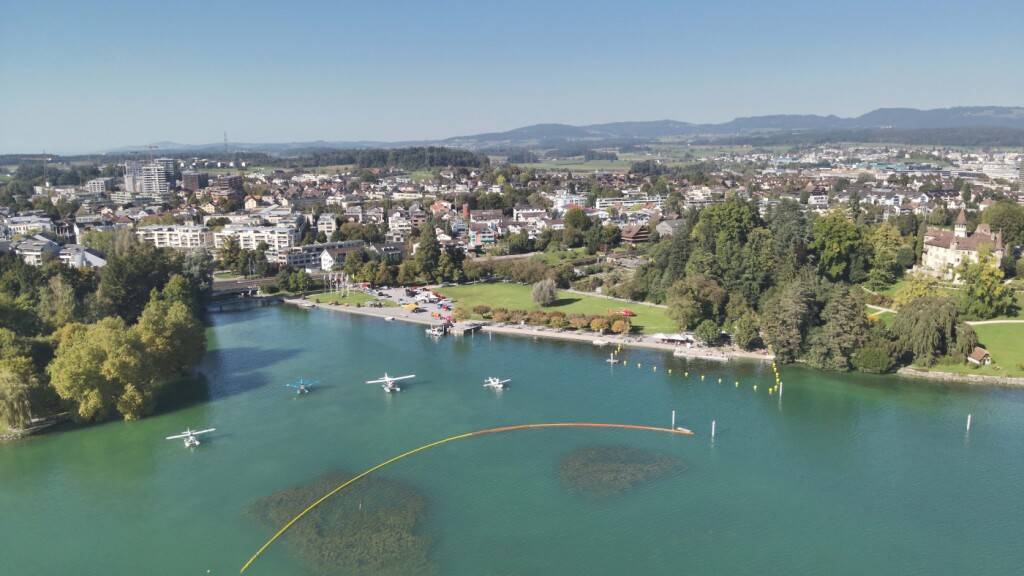 Wegen auslaufender Betriebsstoffen wurden Ölsperren errichtet.