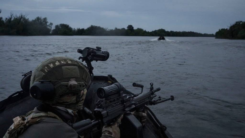 ARCHIV - Ukrainische Soldaten fahren mit einem Boot auf dem Fluss Dnipro an der Frontlinie in der Nähe von Cherson. Foto: Felipe Dana/AP/dpa/Archivbild