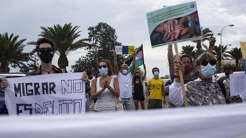 Auf Gran Canaria fand eine Demonstration für die Rechte von Migranten auf den Kanaren statt. Die Inselgruppe ist das Ziel vieler Flüchtlinge, die aus Afrika mit Holzboten dorthin übersetzen.