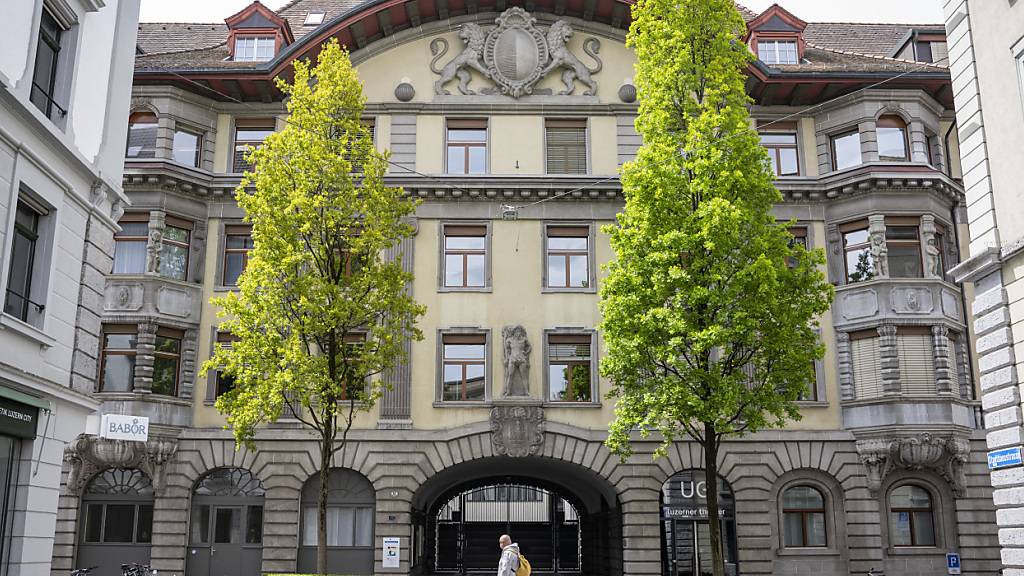 Das Luzerner Stadthaus. Mit einer Gesetzesänderung will der Kanton verhindern, dass die Stadt übermässig viel Geld in den Finanzausgleich zahlen muss. (Archivaufnahme)