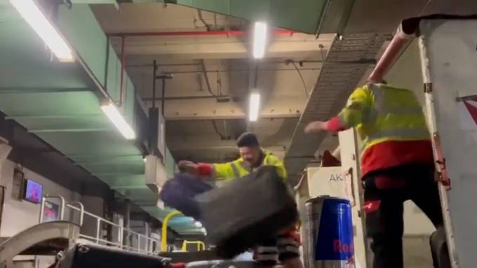 Swissport-Angestellte malträtieren Koffer – drei Männer werden freigestellt