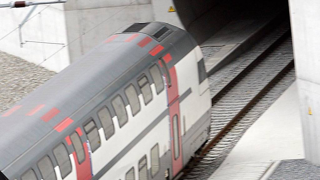 Der erste Zug bei der Einfahrt in den neuen Lötschberg-Basistunnel 2007. Nun muss er saniert werden, weil Wasser und Schlamm eingedrungen ist.