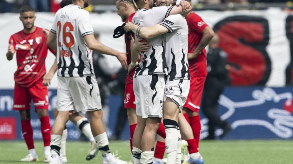 Albian Ajeti und Dominik Schmid (rechts) liegen sich in den Armen