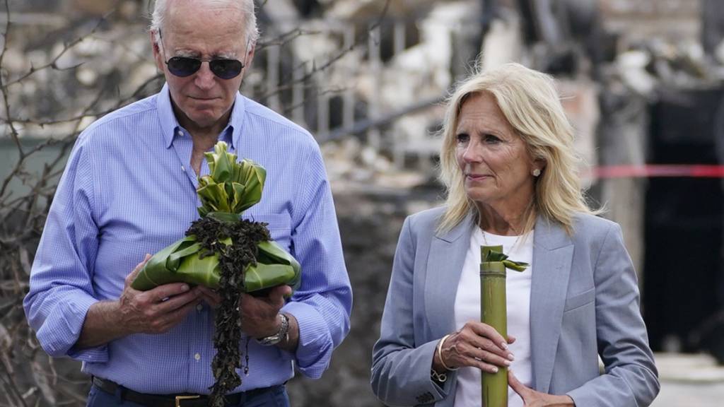 US-Präsident Joe Biden und First Lady Jill Biden nehmen an einer Segnungszeremonie mit den Ältesten von Lahaina teil. Foto: Evan Vucci/AP/dpa
