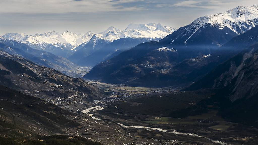 Das Hochwasserschutzprojekt der dritten Rhonekorrektion soll überarbeitet werden, etwa auch in Bezug auf den Klimawandel. (Archivbild)