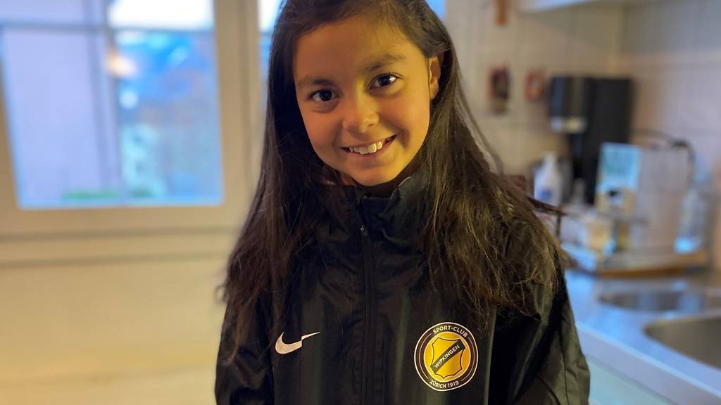 11-jährige Greta trägt stolz die Trainingsjacke des SC Wipkingen.