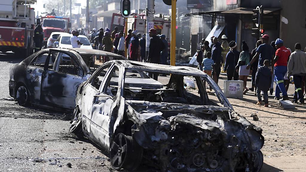 Zahlreiche Personen wurden am Montag im südafrikanischen Johannesburg nach Ausschreitungen festgenommen.