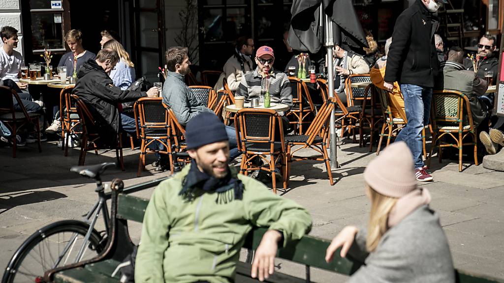 Menschen sitzen im belebten Außenbereich eines Cafés in Kopenhagen. Foto: Mads Claus Rasmussen/Ritzau Scanpix/dpa