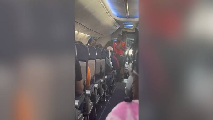 Flugbegleiter singt Lied über einen Absturz während des Fluges