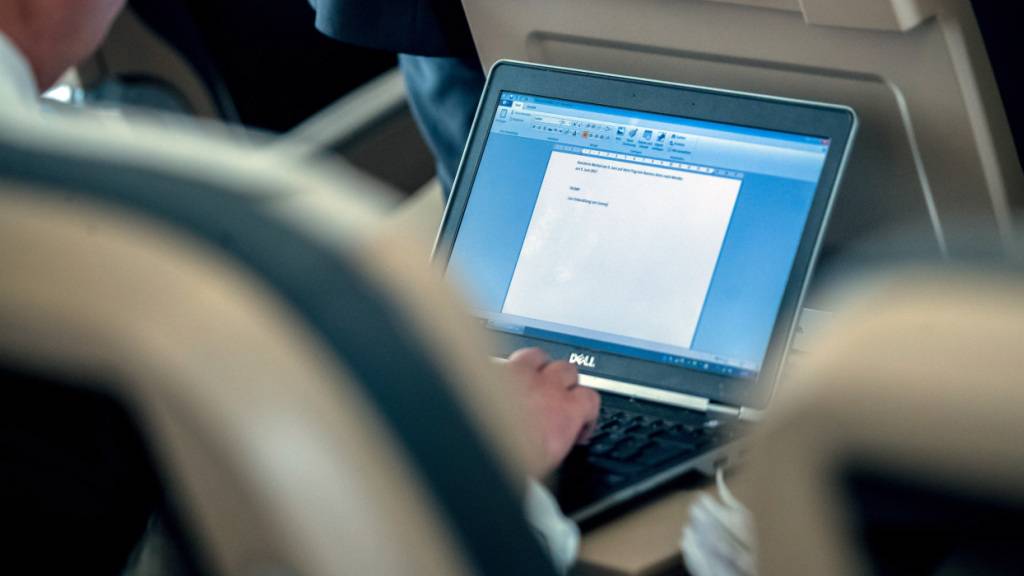 Die Lufthansa-Gruppe will mit dem Starlink-System in der Luft eine Online-Nutzung wie am Boden ermöglichen. So soll künftig Streaming oder Cloud-basiertes Arbeiten möglich sein. (Archivbild)