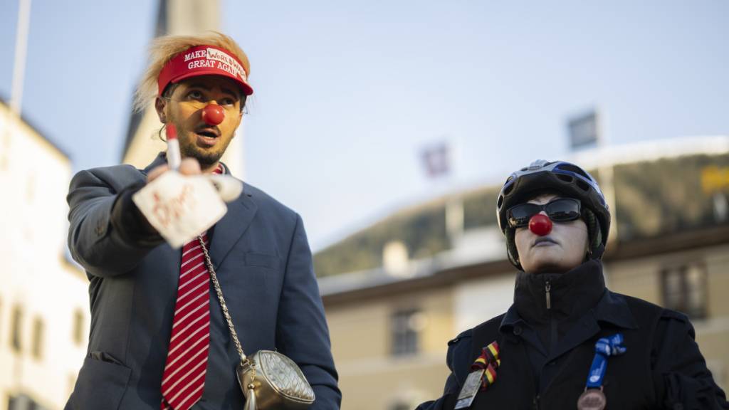 Demonstrierende der Juso fordern in Davos das Ende des WEF.