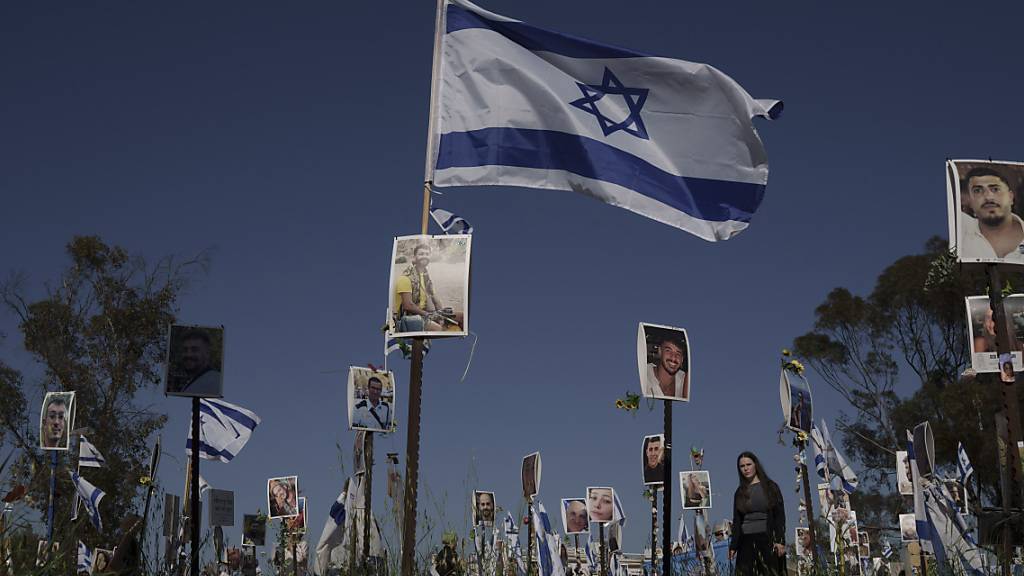 ARCHIV - Eine Frau besichtigt den Ort, an dem am 7. Oktober 2023 bei einem Angriff von Mitgliedern der Hamas auf dem Nova-Musikfestival im Süden Israels Hunderte getötet und viele weitere entführt wurden. Foto: Leo Correa/AP/dpa