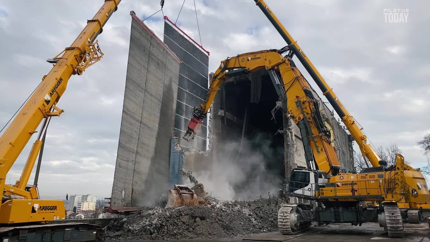 Monster-Bagger reisst KVA im Ibach herunter - PilatusToday