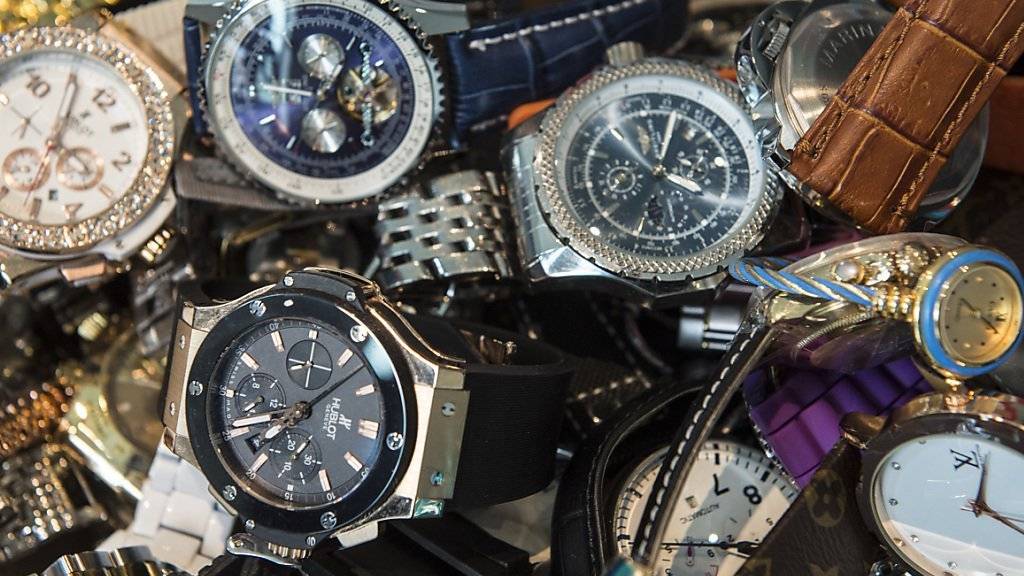Gefälschte Waren kommen en masse nach Europa und in die Schweiz: Beschlagnahmte Uhren, gezeigt an der Jahres-MK des Grenzwachtkorps.