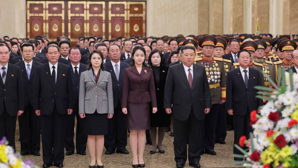 HANDOUT - Die von der staatlichen nordkoreanischen Nachrichtenagentur KCNA zur Verfügung gestellte Aufnahme zeigt nach Angaben von KCNA den Machthaber von Nordkorea, Kim Jong Un (vorne, 3.v.r), im Kumsusan-Palast, dem Mausoleum von Kim Il Sung. Foto: Uncredited/KCNA/KNS/dpa - ACHTUNG: Nur zur redaktionellen Verwendung und nur mit vollständiger Nennung des vorstehenden Credits