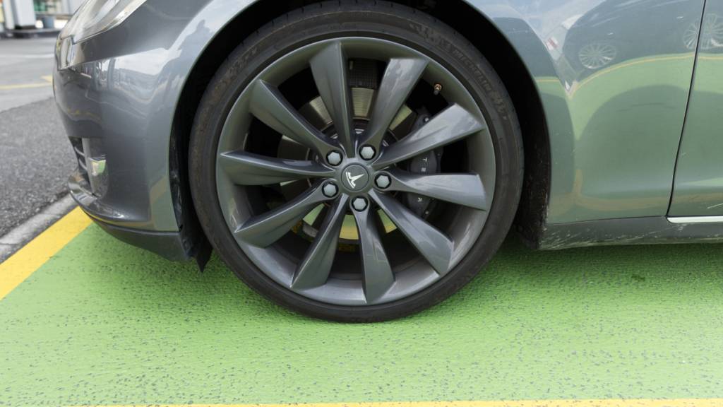 Mit dem Model S begann einst der Aufstieg von Tesla. Jetzt soll die Modellreihe zusammen mit der Weiterentwicklung Model X der Roboter-Zukunft weichen. (Archivbild)