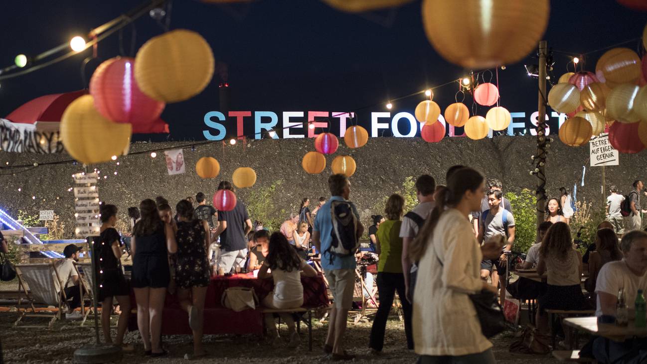 An den Streetfood Festivals können Spezialitäten aus verschiedenen Ländern probiert werden. (Archivbild)