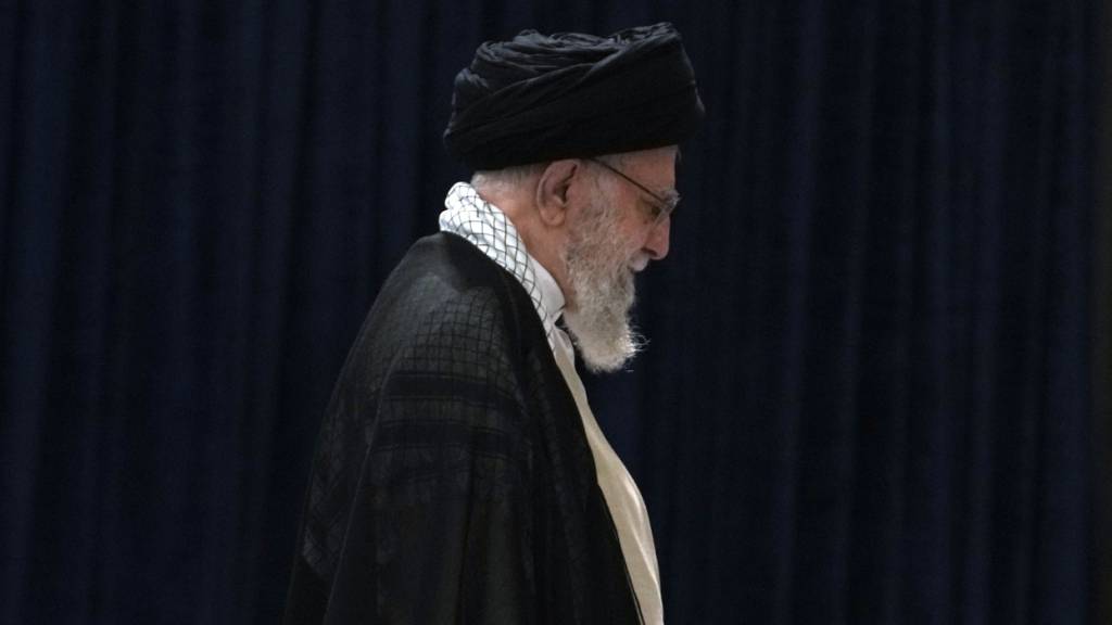 ARCHIV - Der iranische Oberste Führer Ajatollah Ali Chamenei verlässt das Gebäude nach der Stimmabgabe während der Präsidentschaftswahlen. Foto: Vahid Salemi/AP/dpa