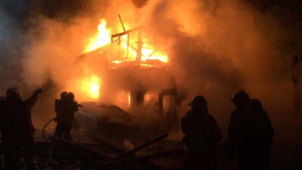 Flammeninferno: Ein Brand zerstörte in der Nacht auf Freitag ein Wohnhaus in Boswil AG. Beim Eintreffen der Feuerwehr stand das Haus bereits in Vollbrand.